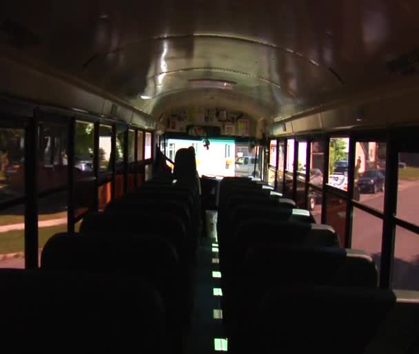 Autocar scolaire vide circulant dans les rues — Video