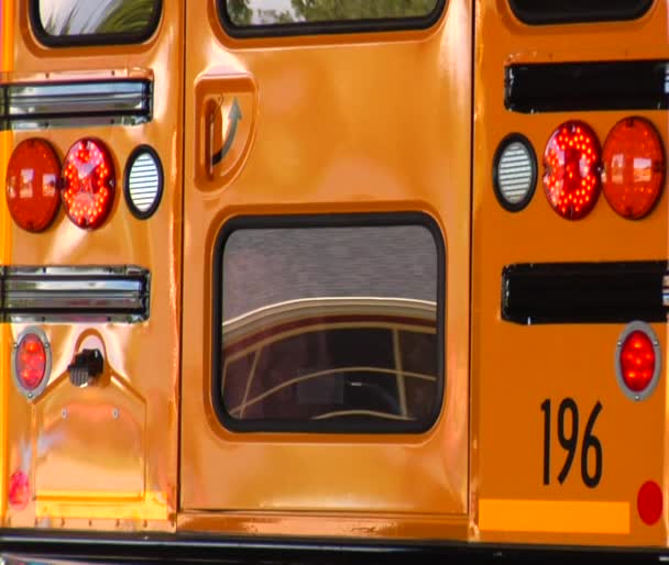 Spiegelungen im Heck eines geparkten Schulbusses — Stockvideo