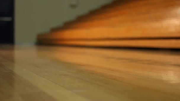 Basket studsar på golvet — Stockvideo