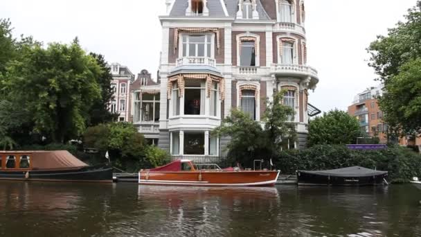 Gran casa y barco de madera — Vídeos de Stock