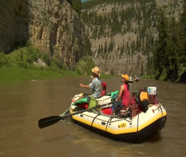 Balsas de rio embaladas para camping com pescador — Vídeo de Stock