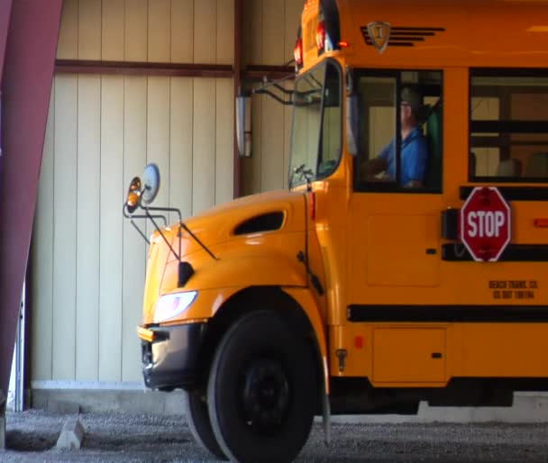 Autobús escolar vacío saliendo del garaje — Vídeos de Stock