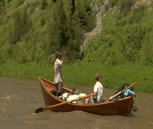 Barco de deriva en Río con montañas — Vídeo de stock