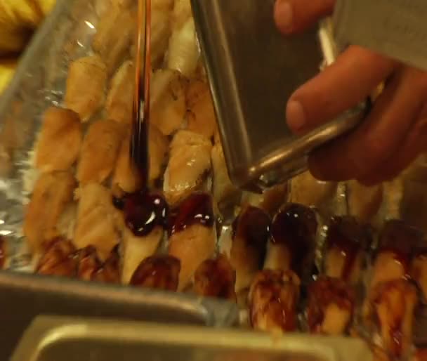 Sushi-Koch setzt Sauce auf Fisch — Stockvideo