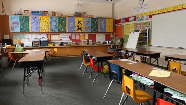 Empty elementary school classroom — Stock Video