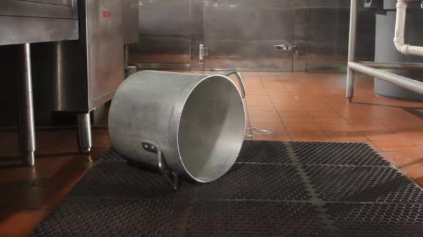 Pot renversé sur plancher de cuisine fumant — Video