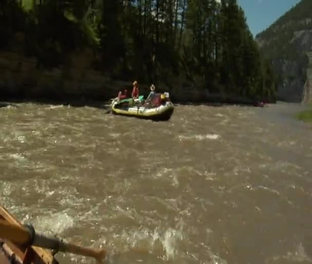 POV River rafts in mountains — Stock Video