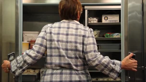 Mujer abriendo refrigerador industrial — Vídeos de Stock