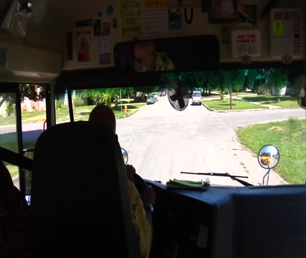 Schoolbus virando de dentro de ônibus — Vídeo de Stock