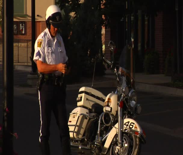 Polizist geht zu Fuß zum Motorrad — Stockvideo