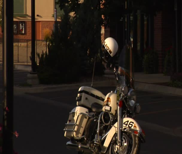 Policía blanca motocicleta y casco — Vídeos de Stock