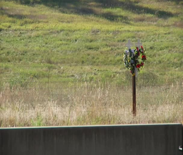 El tráfico pasa cruces de carretera — Vídeos de Stock