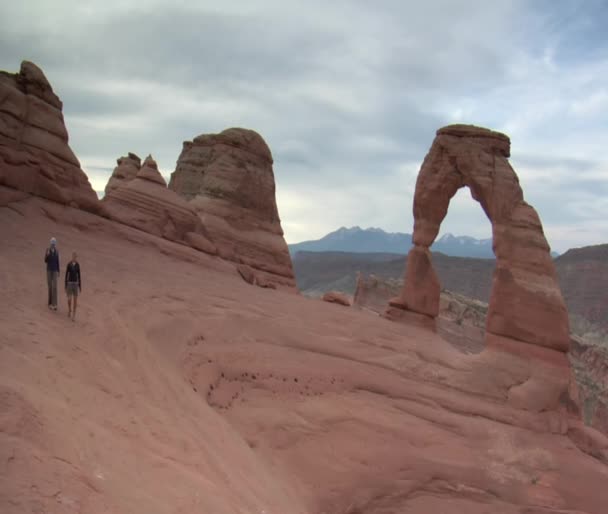 Dos excursionistas regresan caminando — Vídeo de stock