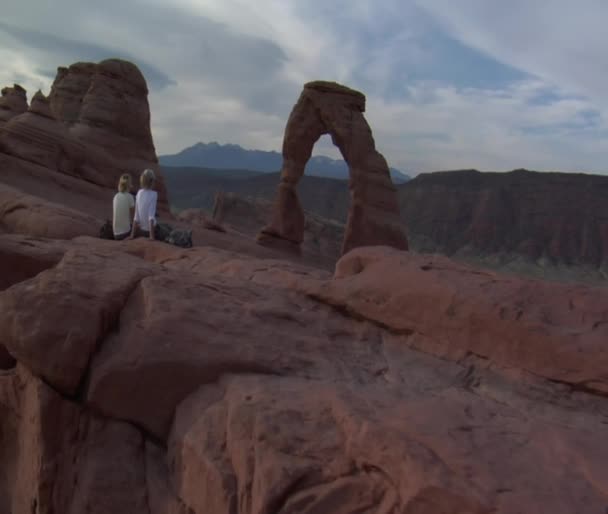 Senhoras no arco Arches National Park — Vídeo de Stock