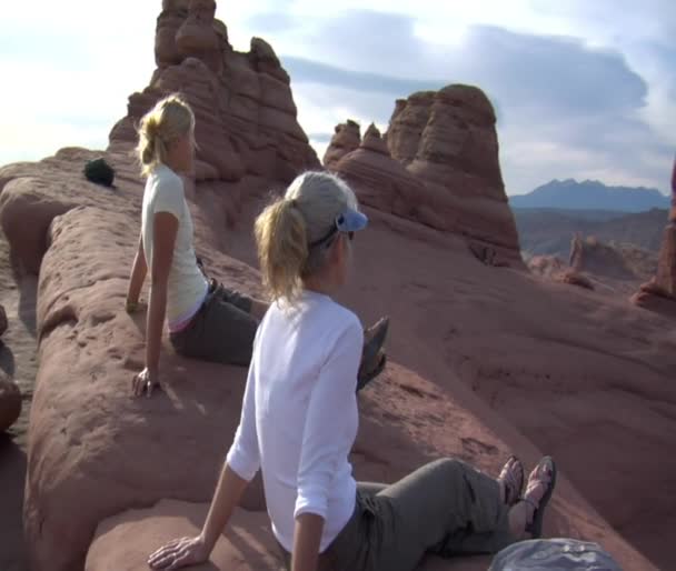 Twee dames in delicate arch — Stockvideo