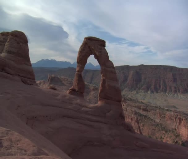 Two ladies at delicate arch — Stock Video