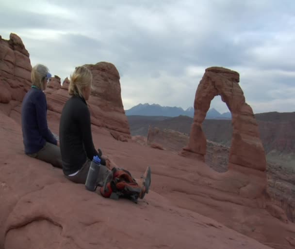 Deux dames assises sur le rocher et l'eau potable — Video