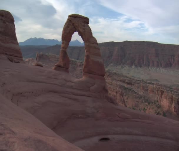 Twee dames in delicate arch — Stockvideo