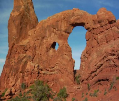 İki kadın yürüyüşçü