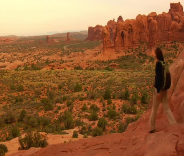 Två kvinnliga vandrare på torn arch — Stockvideo