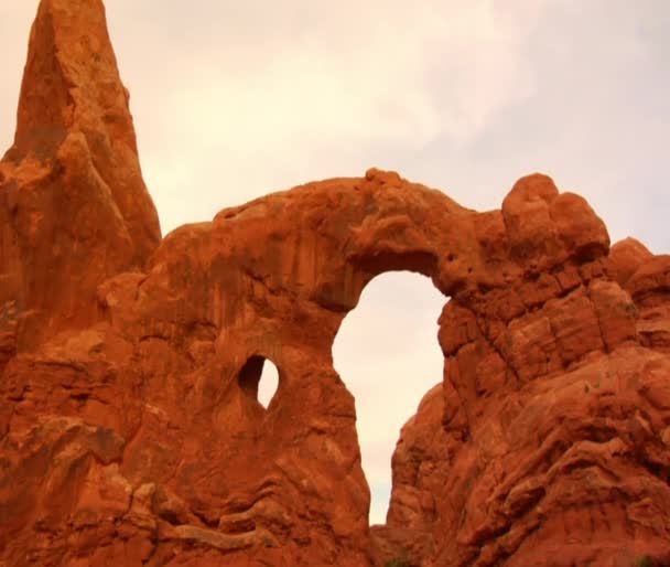 Dos excursionistas femeninas en el arco de la torreta — Vídeos de Stock