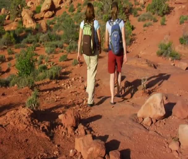 Dos excursionistas femeninas en el arco de la torreta — Vídeo de stock