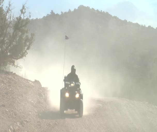 四惠勒在尘土飞扬的道路上 — 图库视频影像