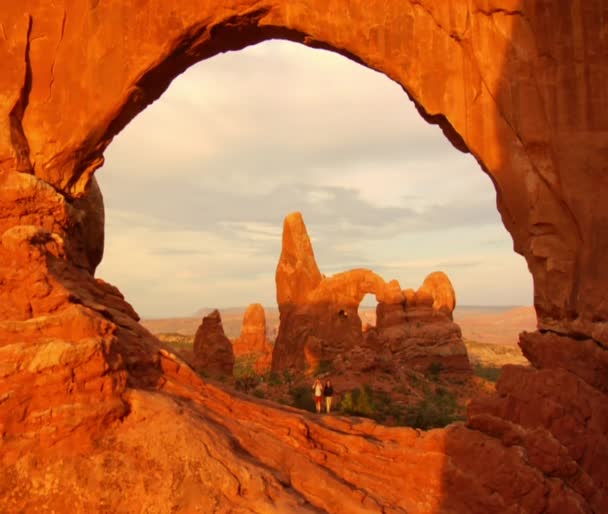 Dos excursionistas femeninas en el arco de la torreta — Vídeos de Stock