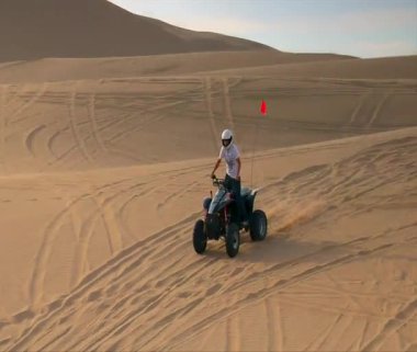 ATV binici kumul içinde atlar