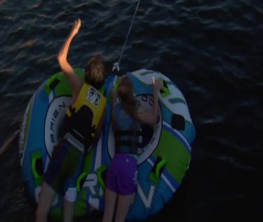 Çocuklar arası tüpler Kayak tekne ile çekti