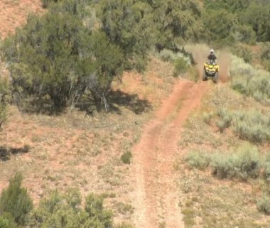 Çölde tek Atv binici