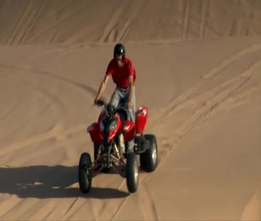ATV biniciler sarsın ve atlama