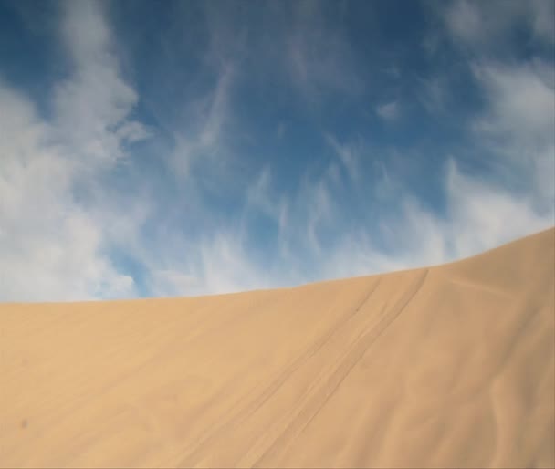 ATV rider salta duna de arena — Vídeos de Stock