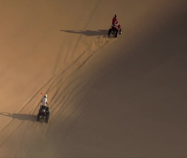 ATV pilotos escalar enorme duna de areia — Vídeo de Stock