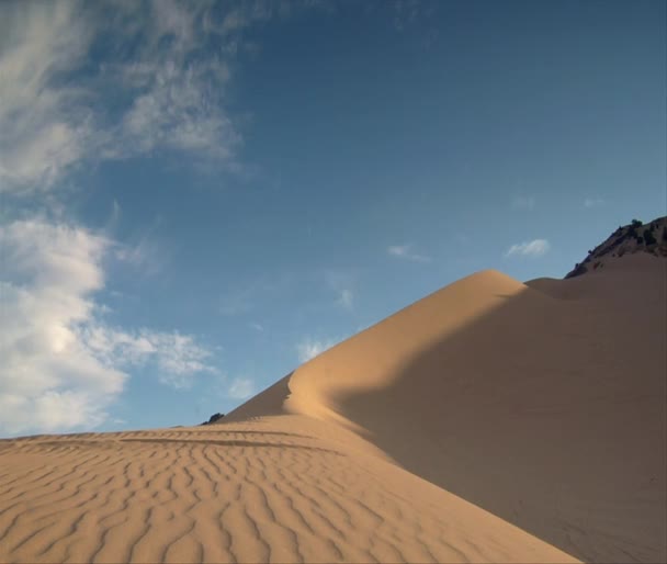 Un coureur de VTT saute de Sandy Cliff 