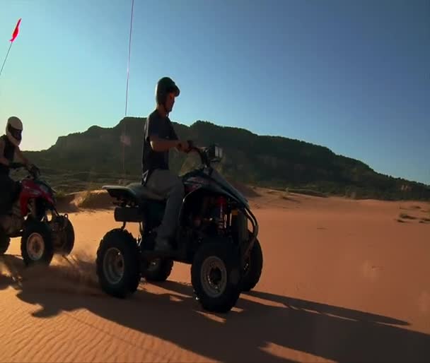 Hög slutartid hastighet atv ryttare tävla på sanddyner — Stockvideo