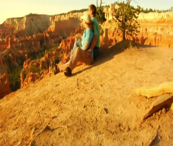 Pareja en el borde con vista al cañón Bryce — Vídeos de Stock