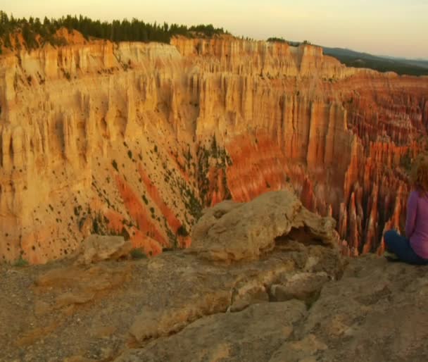 Pareja en el Parque Nacional Bryce Canyon — Vídeos de Stock