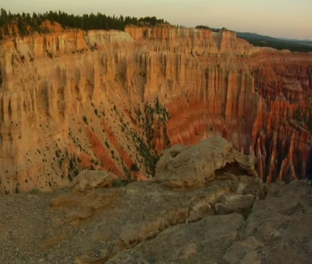 Kvinna i bryce canyon nationalpark — Stockvideo