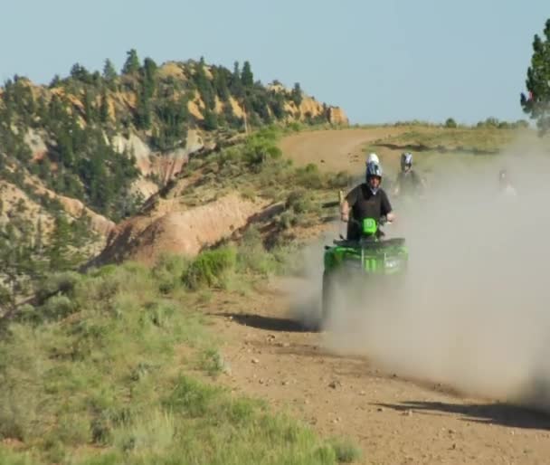 ATV jezdci vytvořit oblaka prachu s národního parku bryce ve vzdálenosti — Stock video