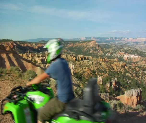 Câmera de passagem de ATVs a curta distância — Vídeo de Stock