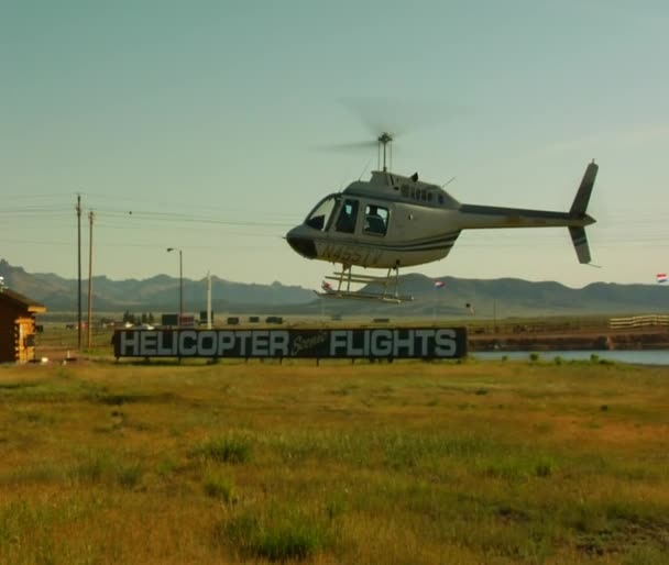 Tierras de helicópteros — Vídeos de Stock