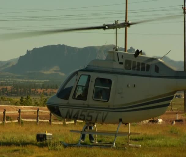 Helicóptero en ralentí cerca — Vídeo de stock