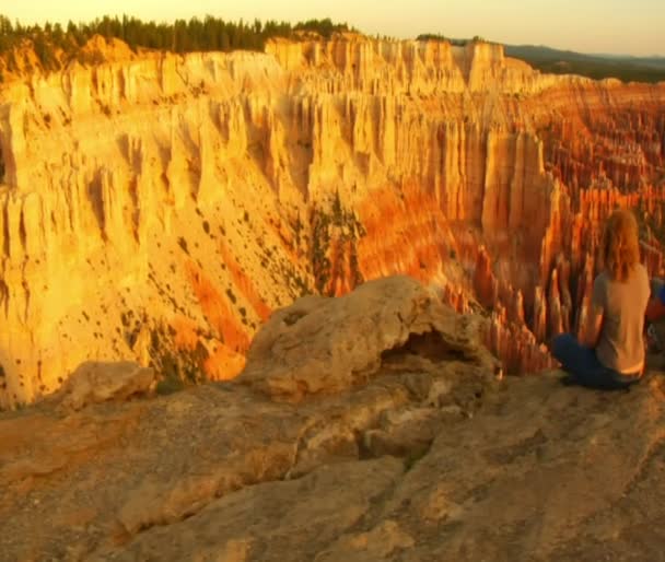 Dolly shot of couple at Bryce Canyon national Park — Stock Video