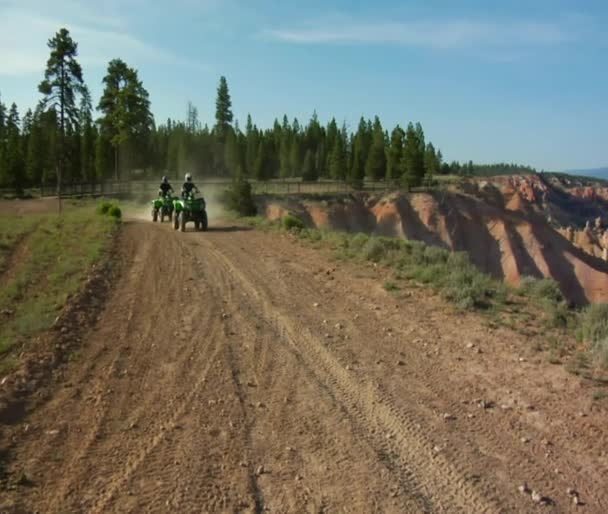 Extrémní červené skalní vyhlídky posouvání na atv stezky — Stock video