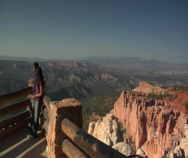 Casal na borda com vista para o Parque Nacional Bryce Canyon — Vídeo de Stock