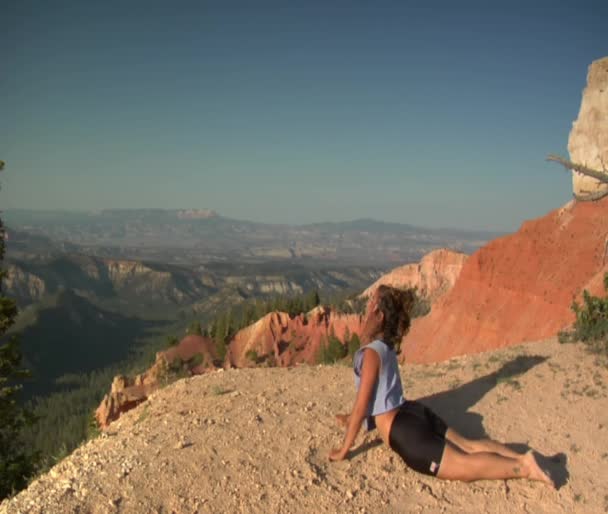 Γυναίκα κάνει γιόγκα πάνω από bryce canyon εθνικό πάρκο — Αρχείο Βίντεο