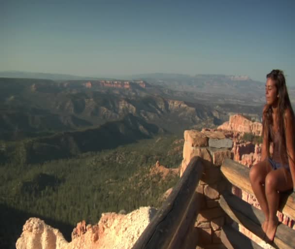 Γυναίκα στο χείλος παραβλέπουμε Bryce Canyon — Αρχείο Βίντεο