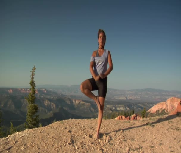 Woman does yoga above Bryce Canyon national Park — Stock Video