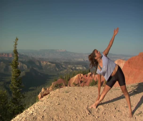 Mulher faz ioga acima do Parque Nacional Bryce Canyon — Vídeo de Stock